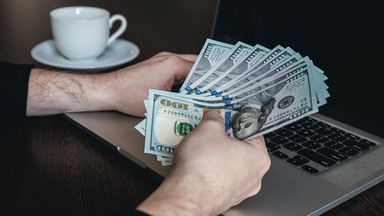 The Dollarization of Deposits: Why Do Businesses and Households Behave Differently?