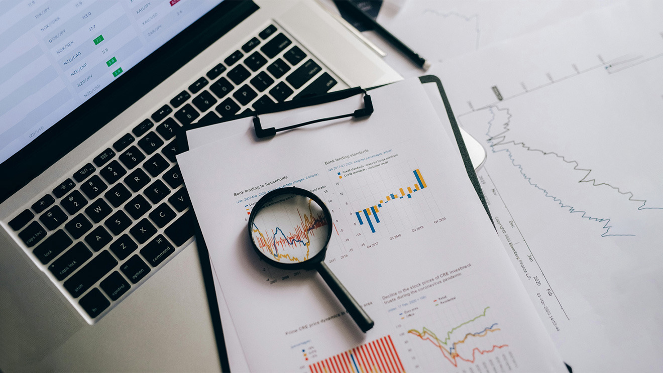 La estructura de comisiones: alineando los incentivos entre los gestores de fondos y los inversionistas