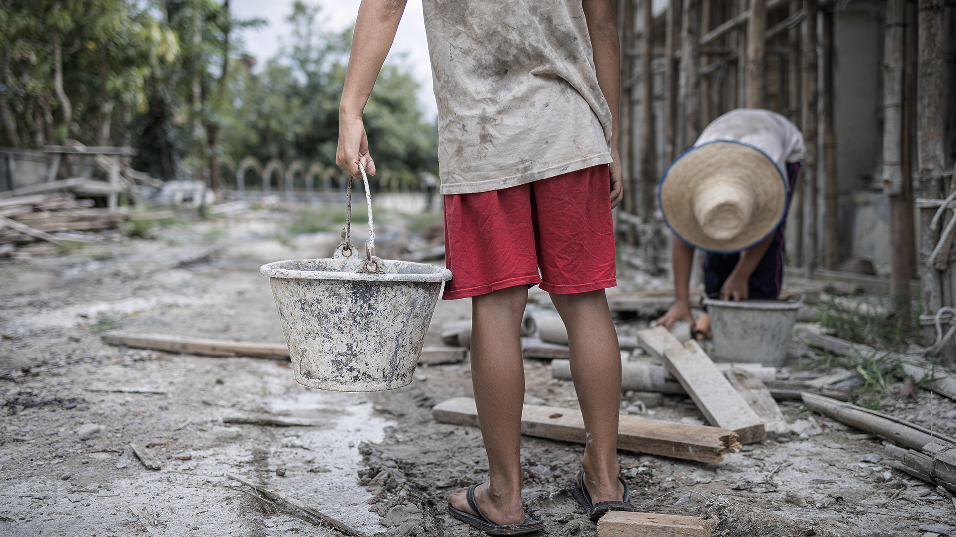 El vínculo entre la pobreza y la vulnerabilidad del mercado laboral Juvenil: la situación de los ninis y los trabajadores familiares no Remunerados